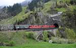 Ein mit Stahlrollen (Coils) beladener Güterzug wird von einer Dreifachtraktion Re 4/4 II über die untere Wattinger-Brücke den Gotthard hinauf befördert.