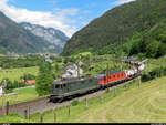 Re 4/4 II 11330 und Re 6/6 11668  Stein-Säckingen  ziehen am 24. Mai 2014 einen UKV-Zug bei Silenen Richtung Süden.