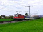 SBB - Ersatzzug Zürich - Bern mit der Re 4/4 11136 an der Spitze unterwegs bei Lyssach am 18.04.2015