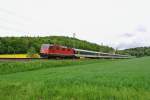 Dank dem Streik bei der DB verkehrten die EC Zrich-Stuttgart nur bis Schaffhausen. Dadurch wurden die Umlufe mit den IR verknpft, daher wurde ein zweiter Pendelzug gebraucht. Verwendet wurde der Bedarfspendel von Zrich, welcher um zwei Wagen gekrzt wurde (- 1 A und 1 B). Heute war er im IR Umlauf; Re 4/4 II 11208, 2 A EWI NPZ, 5 BWI NPZ und BDt EWI 50 85 82-33 990-1 mit dem IR 2873 kurz vor Rafz, 09.05.2015.