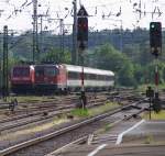 Eine der längsten Bahnstrecken in Deutschland ist die Rheintalbahn/Hochrheintalbahn von Mannheim über Basel nach Konstanz mit 413,3 Km Länge. Die Loks der  Heidi  Abteilung sind in Singen am Hohentwiel allgegenwärtig. SBB Re 4/4 11128 bringt den IC aus Zürich nach Singen, dann ist Lokwechsel und wenn man Glück hat kommt eine 115er vor den Zug nach Frankfurt/Main, jedenfalls bis Stuttgart. Im Hintergrund wartet 152 004-8 auf neue Aufgaben. Bahnstrecke 4000 Mannheim - Basel - Konstanz in Singen Hohentwiel am 13.05.2015