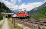 Die Gottardo 2016 Lok 420 268 eingebettet zwischen 2 Schwestermaschinen kommen die letzten Meter der Gotthard Nordrampe hoch und erreichen kurz nachdem Göschenen.Aufgenommen am 17.6.2015 auf der