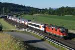 SBB: Re 4/4 II mit EW IV Steuerwagen, Doppelstockwagen und Domino geschleppt bei Langenthal am 24. Juni 2015.
Foto: Walter Ruetsch