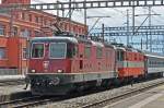 Zwei Re 4/4 II 11304 und 11108 durchfahren den Bahnhof Muttenz. Die Aufnahme stammt vom 27.06.2015.