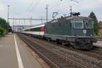 SBB: Die Re 4/4 II 11161 mit EW IV und Doppelstockwagen unterwegs bei Herzogenbuchsee am 6. Juli 2015. Hier handelt es sich um die letzte grüne Re 4/4 II der SBB Division Personenverkehr. Ab der Inbetriebnahme war sie als TEE-Lok unterwegs. Den grünen Anstrich hat sie erst bei der Umlackierung erhalten.
Foto: Walter Ruetsch 