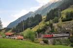 Die Re 4/4 II 11300 befindet sich mit ihrem Schnellzug auf dem Weg in Richtung Norden und überquert soeben die untere Wattinger-Brücke.