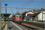 Die SBB Re 4/4 II 11128 schiebt den RE 3564 durch den Bahnhof Rivaz Richutung Lausanne.