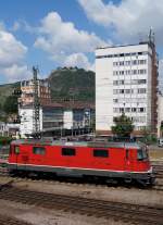 SBB/DB: Die Re 4/4 11196 auf Rangierfahrt in Singen (Hohenwiel) am 2. August 2015. Diese Aufnahme ist anlässlich des BAHNBILDER-FOTOGRAFEN-TREFFENS 2015 entstanden.
Foto: Walter Ruetsch