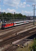 SBB/DB: Die Re 4/4 11302 mit IC Stuttgart-Singen-Zürich-HB in Singen (Hohentwiel) am 2. August 2015. Diese Aufnahme ist anlässlich des BAHNBILDER-FOTOGRAFEN-TREFFENS 2015 entstanden.
Foto: Walter Ruetsch