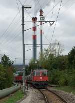 SBB: Re 4/4 11185 mit Kehricht- und Schlackenwagen beim Verlassen der KEBAG EMMENSPITZ Zuchwil am 10.