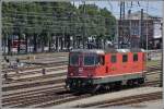 Re 4/4 II 11302 übernimmt in Singen einen EC aus Stuttgart.