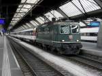 SBB - Re 4/4  11161 vor IC im Bahnhof Zürich am 26.07.2015