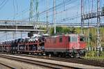 Re 4/4 II 11285 durchfährt den Bahnhof Muttenz. Die Aufnahme stammt vom 20.08.2015.