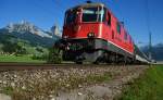 Re 4/4  11199 bei Seewis Schwyz mit den Mythen.