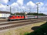 SBB - Re 4/4 11196 mit SBB Personenwagen bei der ausfahrt aus dem Bahnhof in Singen am 02.08.2015