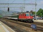 Die Re 4/4 11202 mit einem IC am 29.08.2008 bei der Durchfahrt in Liestal.