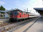 SBB - Re 4/4 11304 mit SBB Personenwagen bei der ausfahrt aus dem Bahnhof in Singen am 02.08.2015