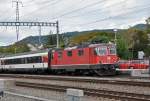 Re 4/4 II 11192 durchfährt den Bahnhof Sissach.