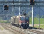 SBB - Re 4/4 11174 mit Güterwagen bei der durchfahrt im Bahnhof Riedtwil am 31.08.2015