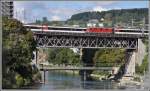 Über der Limmat kreuzen sich zwei Züge auf dem Viadukt der Wipkingerlinie.