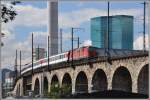 IC186 nach Stuttgart mit Re 4/4 II 11145 auf dem Wipkingerviadukt mit Prime Tower im Hintergrund.