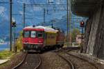 Der SBB Messzug schlängelt sich geführt von der Re 4/4 II 11140 1.Serie dem Walensee entlang.Bild in Mühlehorn den 5.10.2015