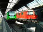 Links die Re 460 080-5  MIGROS  am Zugschluss des IR 2645 (Zürich Flughafen - Zürich HB - Zug - Luzern) und rechts die Re 4/4 II 11145 mit IC 920 (Chur - Zürich HB) am 24.7.2015 in