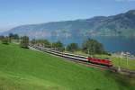 Re 4/4 II 11158 befindet sich am 03.10.2015 mit einem Gotthard-IR zwischen Immensee und Arth-Goldau.