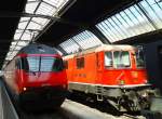 Links die Re 460 079-7 am Zugschluss von IR 2647 (Zürich HB - Thalwil - Baar - Zug - Rotkreuz - Luzern) und rechts Re 4/4 II 11145 mit IC 920 (Chur - Zürich HB) am 24.7.2015 in Zürich