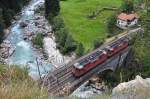  Modellbahn-Sicht  auf die Reuss überquerende untere Wattinger-Brücke in Wassen, welche soeben von drei Re 4/4 II/III, angeführt von der 11239  Porrentruy , und ihrem Güterzug