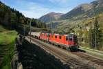 Re 4/4 II 11259 und Re 4/4 II 11279 erreichen am 24.10.2015 Rodi-Fiesso.