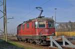 Re 4/4 II 11289 ist beim Güterbahnhof Muttenz abgestellt.