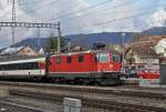 Re 4/4 II 11159 durchfährt den Bahnhof Sissach.