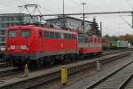 Internationales Treffen von zwei über 50-Jährigen - 115 261-0 und Re 4/4 II 11108 warten am 10.10.2015 in Singen auf die EuroCity aus Zürich bzw.