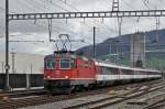 Re 4/4 II 11135 durchfährt den Bahnhof Sissach.