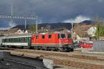 Re 4/4 II 11299 durchfährt den Bahnhof Sissach.