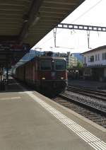 Re 4/4 II 11190 am 24.7.2015 mit einem Gterzug bei der Durchfahrt in Uzwil.