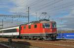 Re 4/4 II 11124 durchfährt den Bahnhof Muttenz.