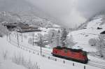 Währenddessen die nächsten Schneewolken aufziehen ist die Re 4/4 II 11162 nach getaner Schiebedienstleistung unterwegs zurück nach Erstfeld, um bald darauf dem nächsten Güterzug Unterstützung hinauf nach Göschenen geben zu können. 26.11.2015