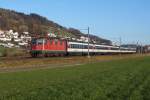 SBB: Auch nach dem Fahrplanwechsel 2015 ist der IR Locarno-Basel unverpendelt noch weiterhin mit einer Re 4/4 unterwegs. Bei herrlichem Dezemberwetter konnte dieser fotogene Zug mit dem Panoramawagen der ersten Klasse bei Egolzwil auf der Fahrt nach Basel verewigt werden. Zuglok war interessanterweise am 17. Dezember 2015 die Re 4/4 II 11133.
Foto: Walter Ruetsch