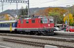 Re 4/4 II 11123 durchfährt den Bahnhof Sissach.