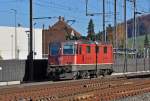 Re 4/4 II 11234 durchfährt solo den Bahnhof Sissach. Die Aufnahme stammt vom 05.11.2015.