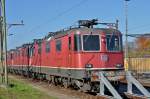 Re 4/4 II 11325 wartet beim Güterbahnhof Muttenz auf den nächsten Einsatz.