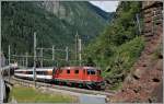 Die Re 4/4 II 11302 erreicht mit ihrem EC 153 von Luzern nach Milano den Dazio Tunnel und somit die Dazio Grande.
23. Juni 2015