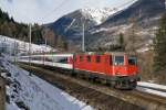 Re 4/4 II 11191 rollt am 23.01.2016 die Gotthard-Südrampe hinunter. Das Bild wurde zwischen Ambri-Piotta und Rodi-Fiesso aufgenommen.