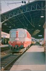 Ein Prototyp: 1964 als Re 4/4 II 11203 gebaut und bei den SBB in den Dienst gestellt, wurde sie später zu einer der beliebten Swiss Express Loks. Auf diesem Bild aus Lausanne vom März 1994, war die nun dreissig Jahre alte Re 4/4 II 11103 weiterhin mit den Swiss Express EW III Wagen unterwegs, jedoch  nur noch  im IR Dienst Luzern - Langnau - Bern - Genève. Zudem war  die automatische Kupplung bereits zurückgebaut.
