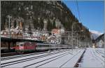 Die SBB Re 4/4 II 11247 erreicht mit ihrem IR 2319 von Basel nach Locarno den Bahnhof Göschenen.