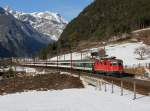 Die Re 4/4 11200 mit einem IR am 22.01.2016 unterwegs bei Erstfeld.