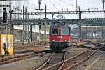 Nachdem die Re 460 063-1  europe by easyJet  am 25.10.2014 in Basel SBB ankam, rangierte die ex.