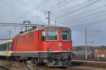 Re 4/4 II 11138 durchfährt den Bahnhof Muttenz. Die Aufnahme stammt vom 08.02.2016.